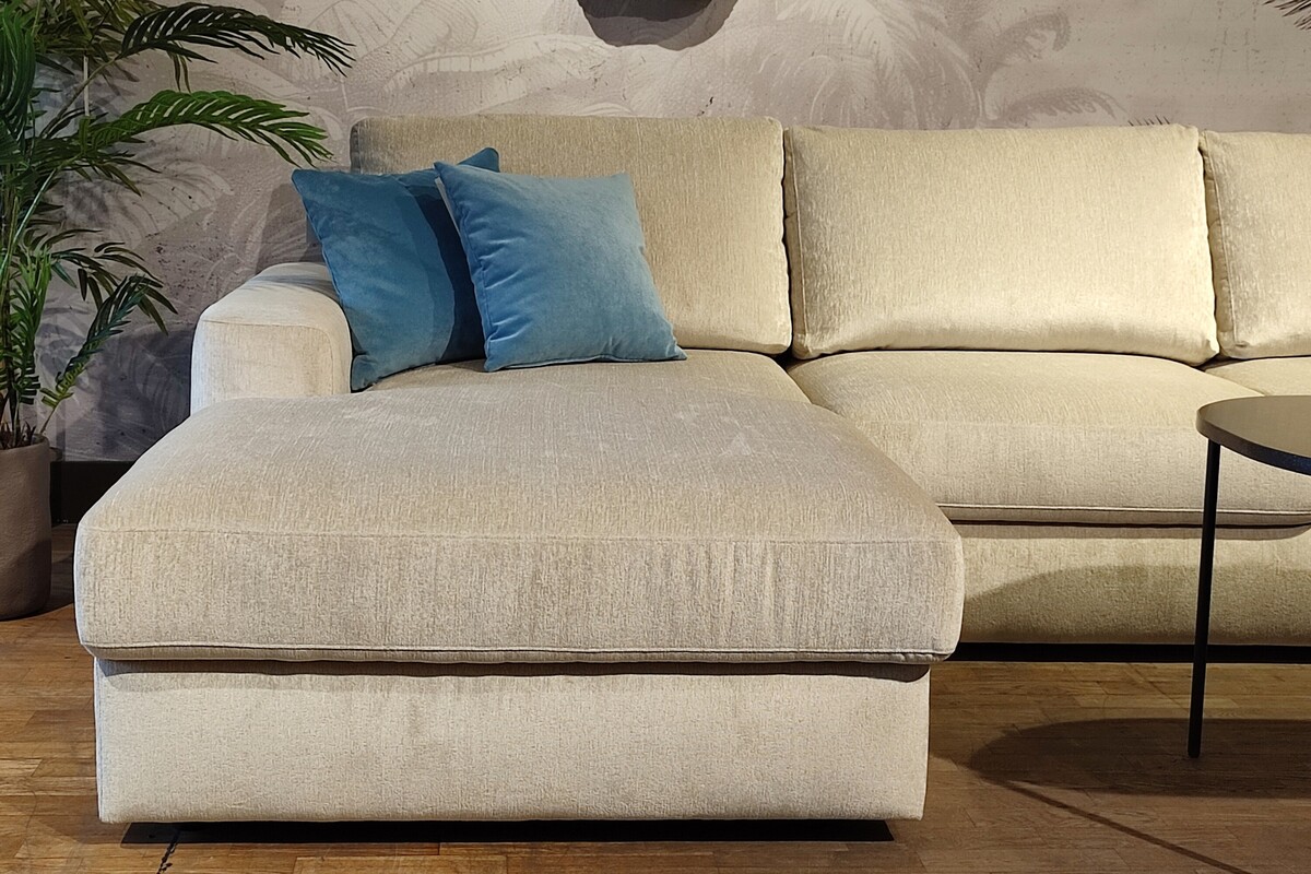 Narożnik rozkładany, niebieskie poduszki dekoracyjne 45x45 cm