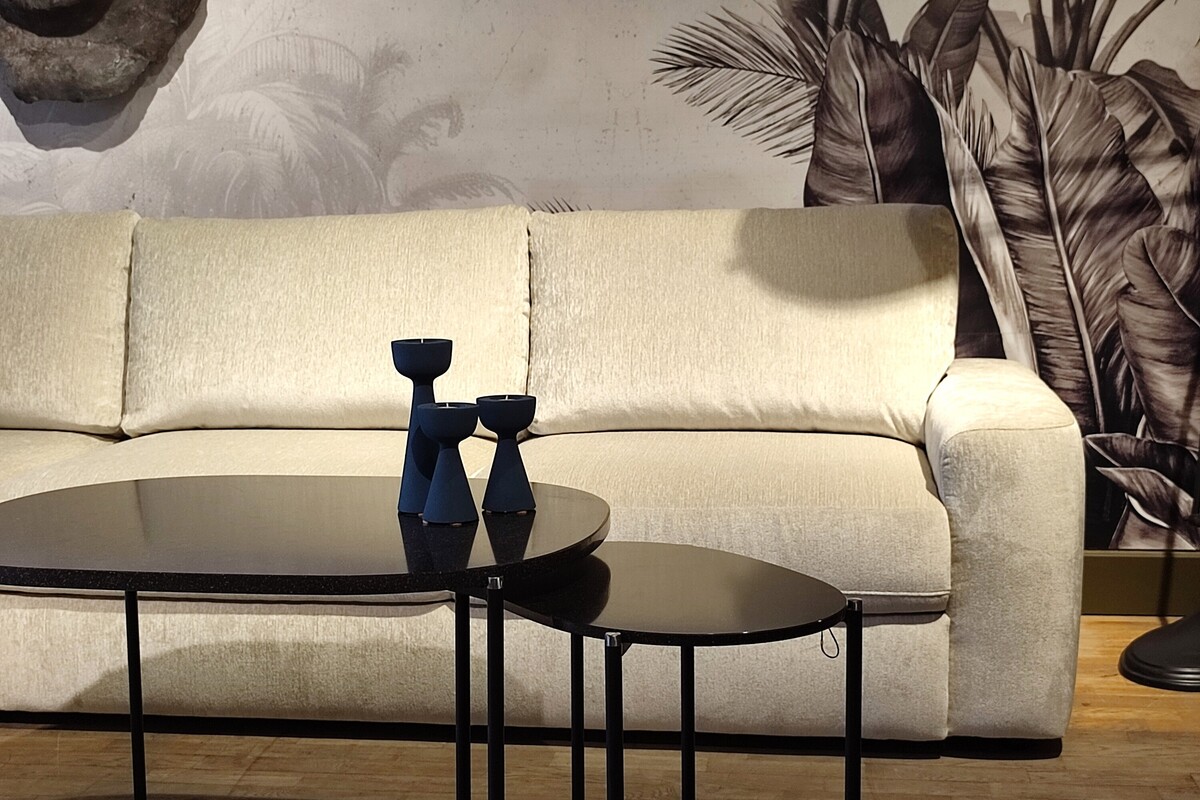 Komplet stolików z kwarcytowym blatem, kremowa sofa narożna z szezlongiem 