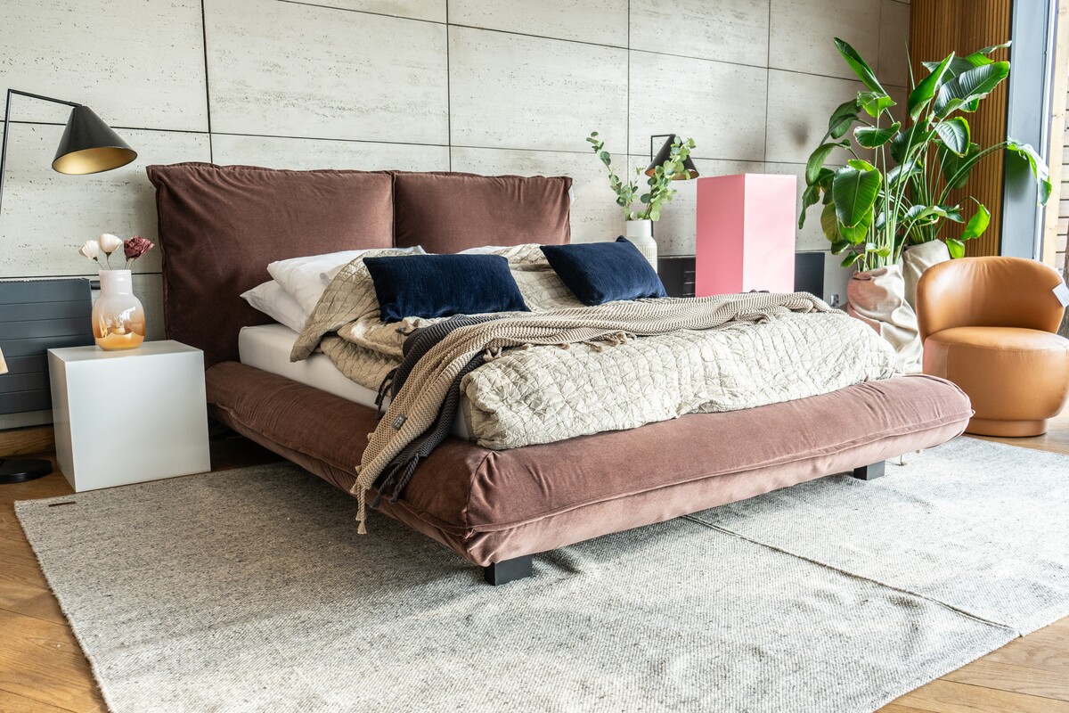 Łóżko Moya Bed tapicerowane welurową tkaniną 
