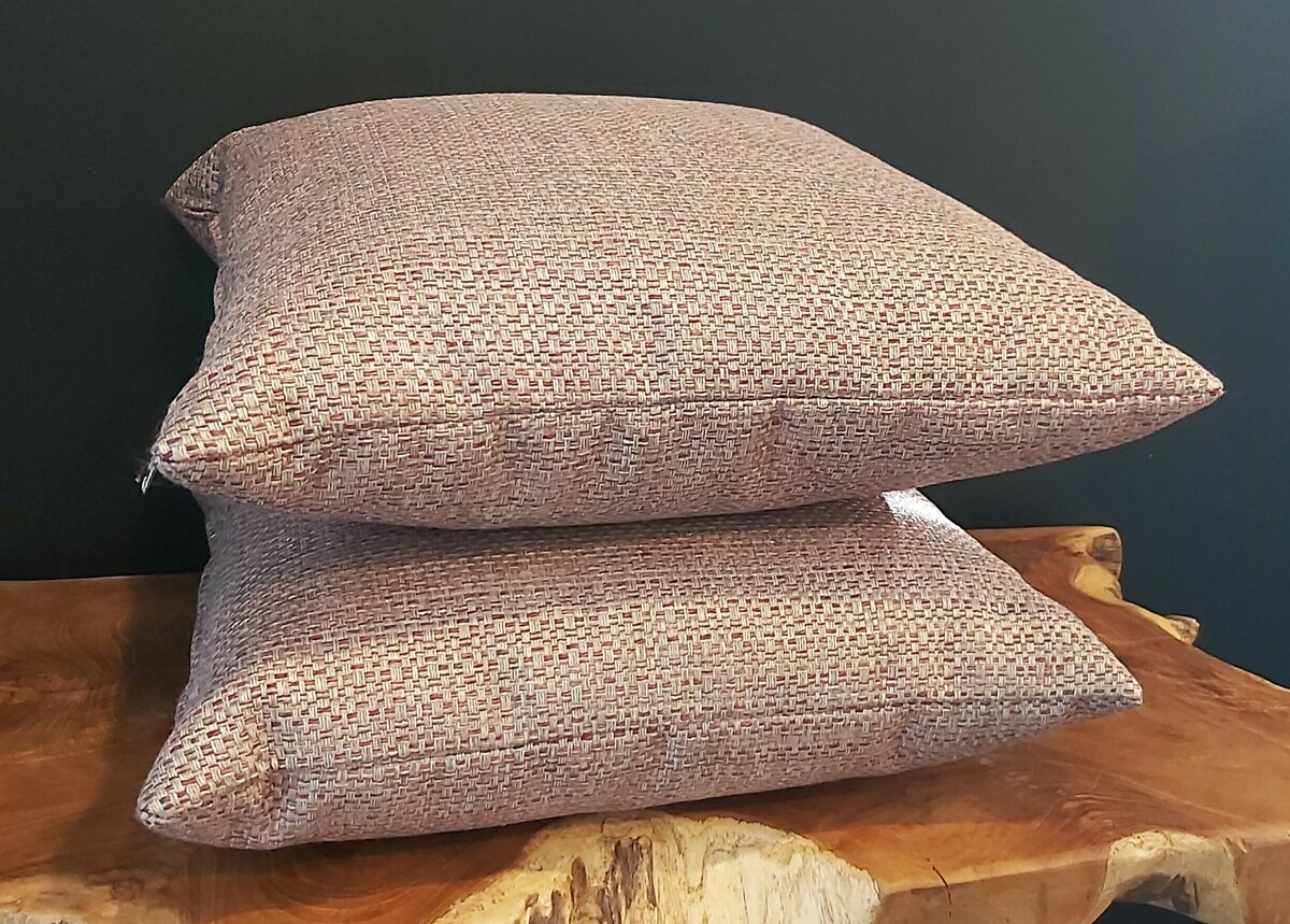Poduszki ozdobne w tkaninie z widocznym przeplotem i dekoracyjną srebrną nitką