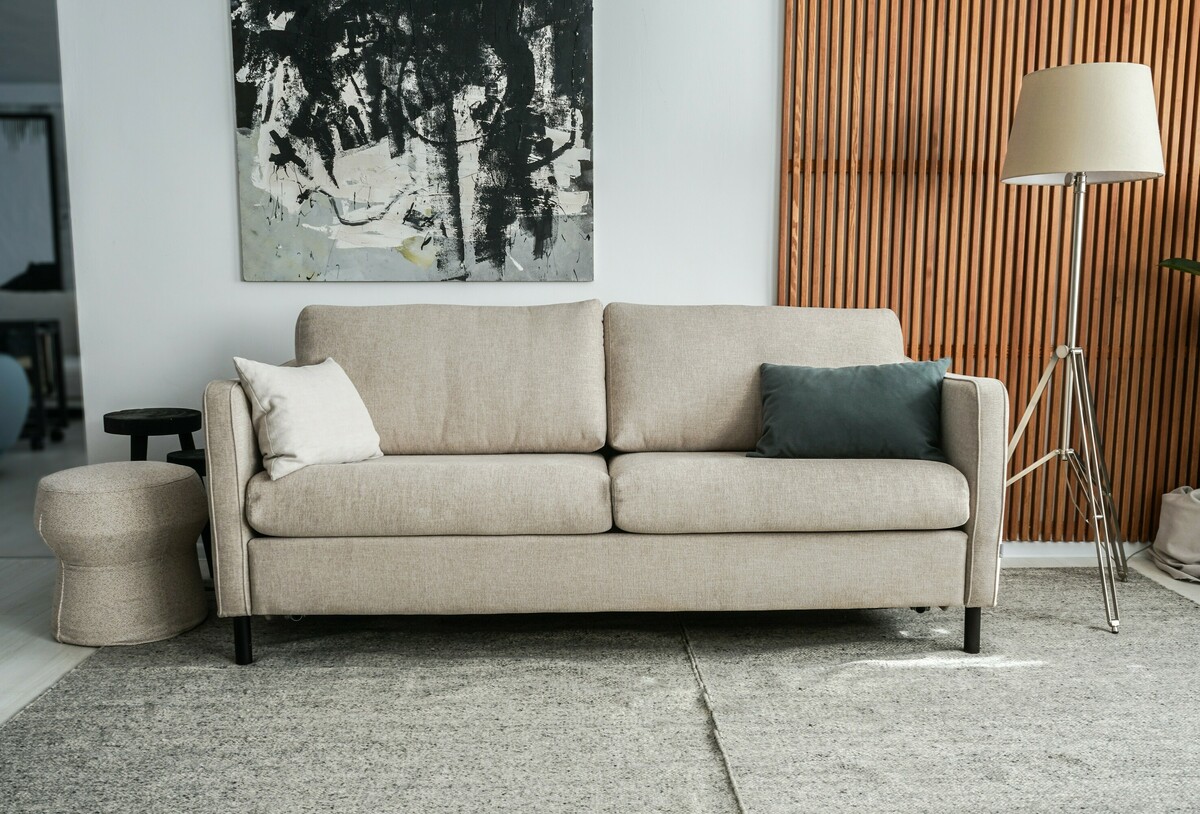 Sofa na nóżkach z włoskim systemem rozkładania
