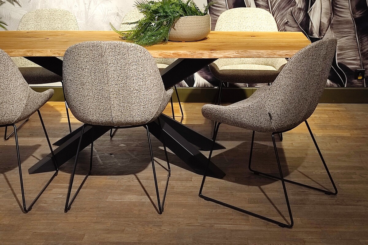 Tapicerowane krzesła na czarnej podstawie, krzesła Inne Meble Katowice