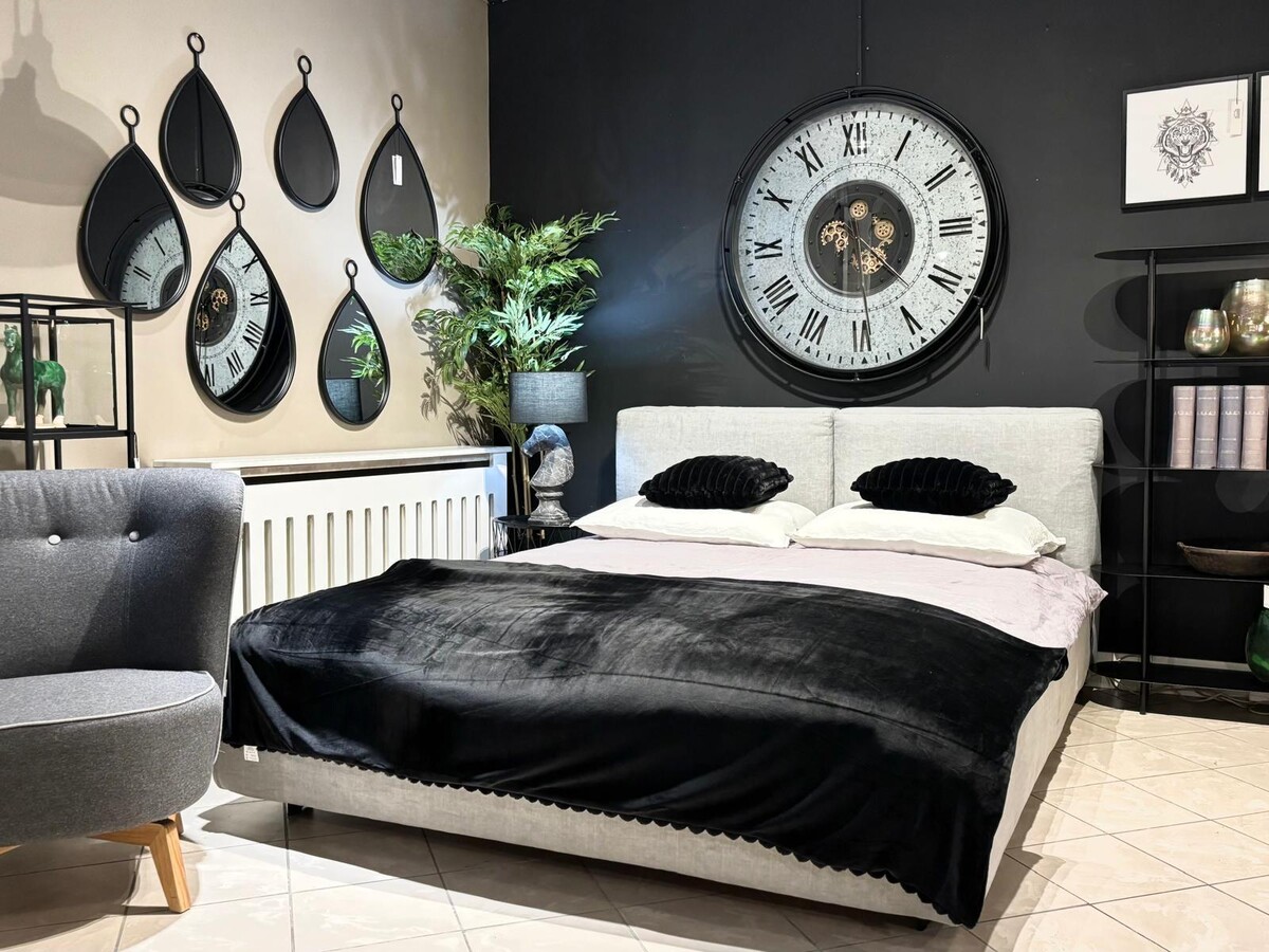 łóżko Vesta, duży okrągły zegar ścienny, folet carmen, black friday, czerń we wnętrzu, czarna ściana w sypialni, pomysł na aranżacje sypialni