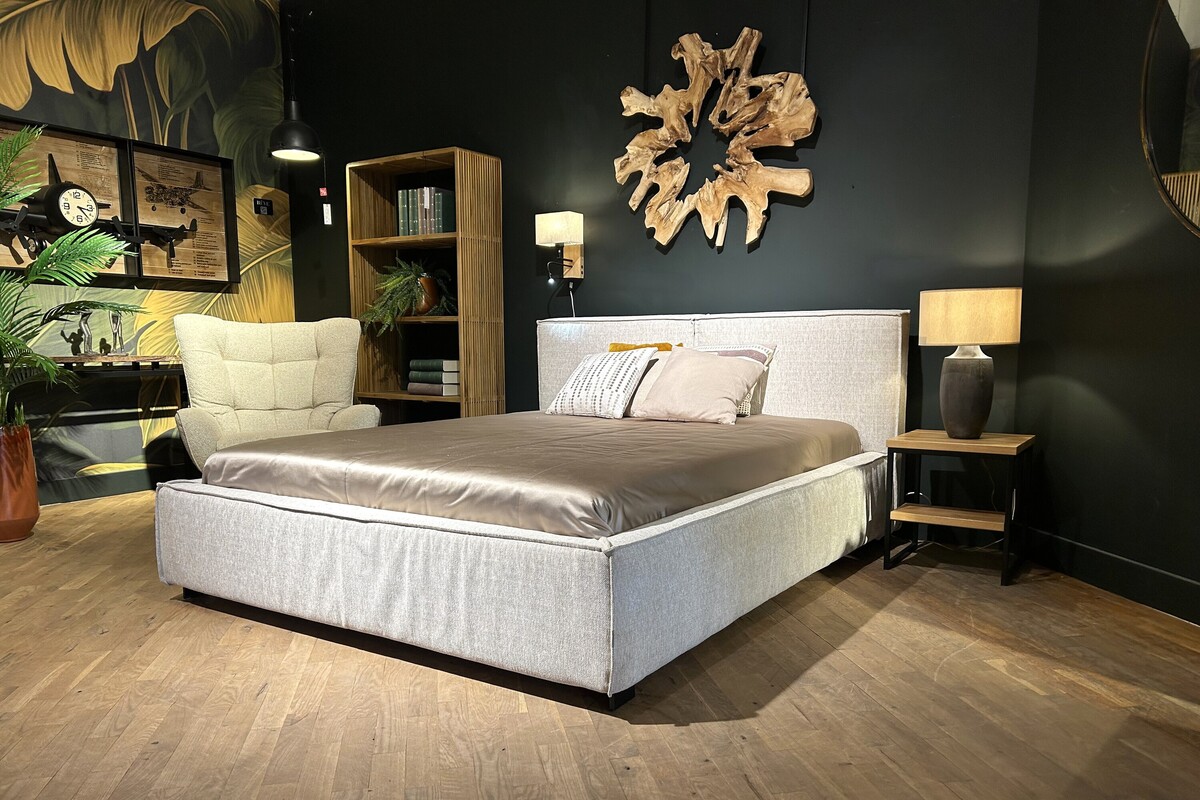 Aranżacja sypialni, tapicerowane łóżko Vesta Bed MTI Furninova, łóżko 160x200 z pojemnikiem na pościel, fotel w tkaninie do łatwego czyszczenia, drewniana podłoga