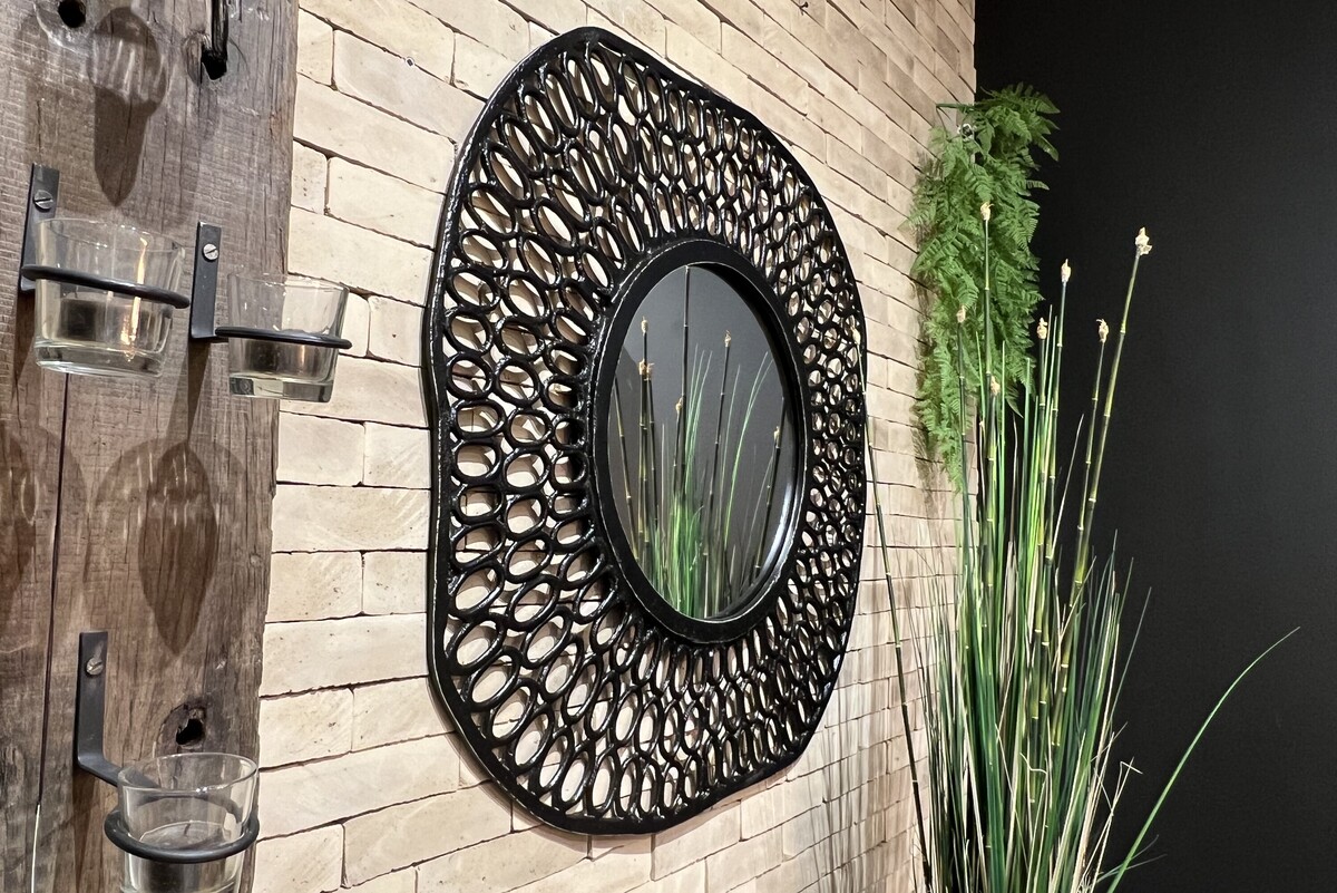 Czarne lustro okrągłe w ażurowej ramie 