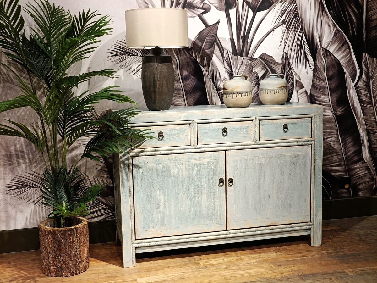 Kolorowe meble do salonu, komoda vintage, przecierane komody