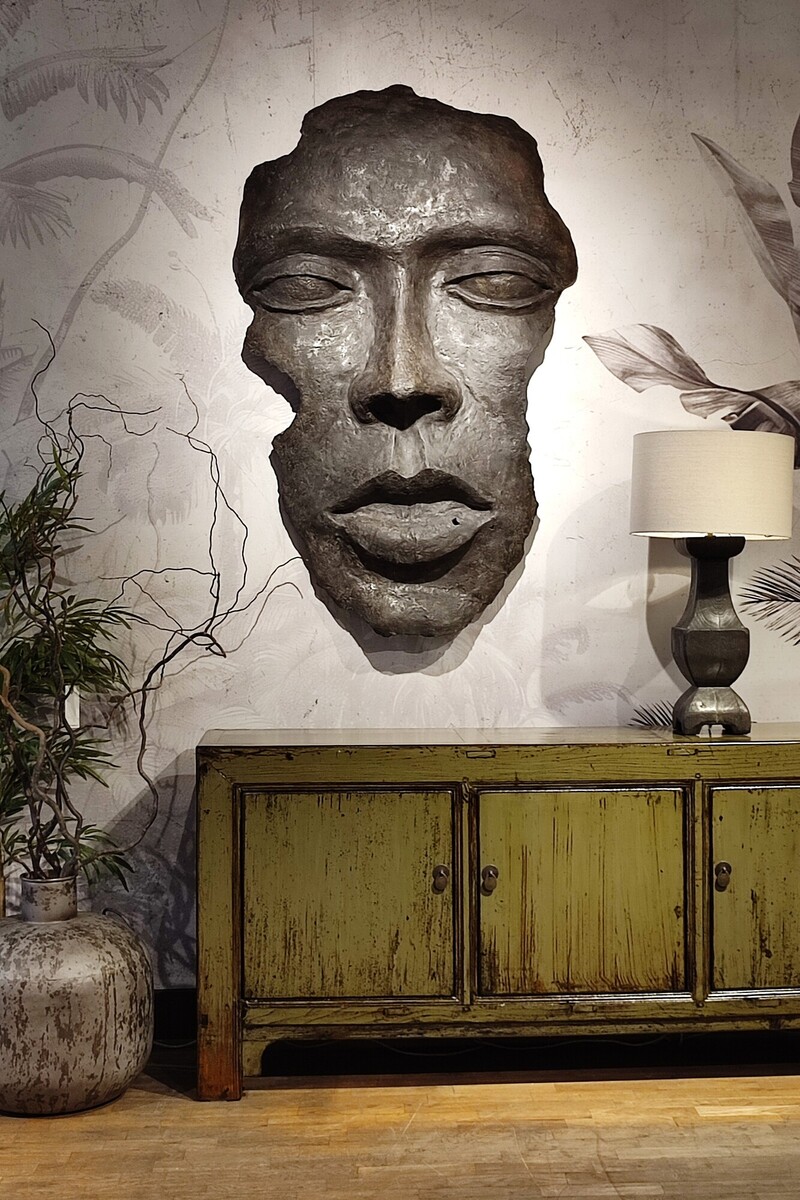 Przestrzenna dekoracja ścienna, orientalna zielona komoda, szary metalowy wazon