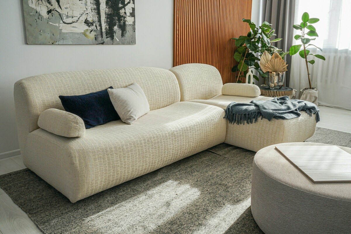 Narożnik Dundee, jasna sofa modułowa z szezlongiem