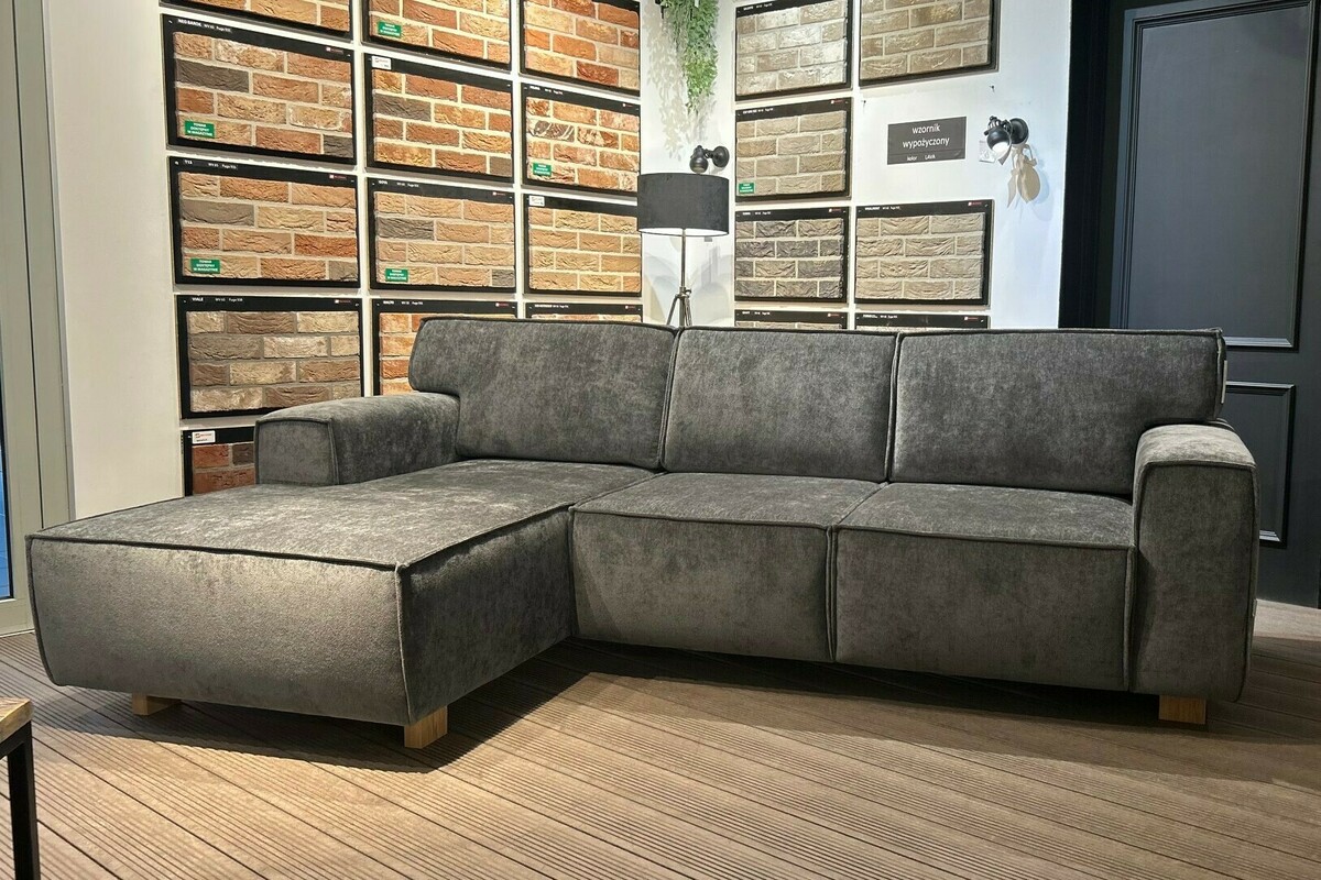 Rozkładana kanapa z pojemnikiem na pościel. Dekoracyjna cegła na ścianę. Sofa Mti Furninova, szara kanapa rozkładana, sofa narożna L.