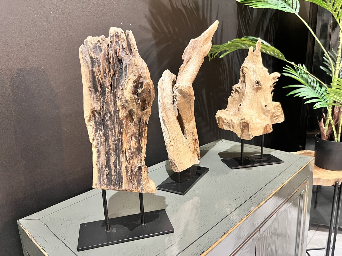 Rzeźby z drewna egzotycznego na metalowej czarnej stopce b