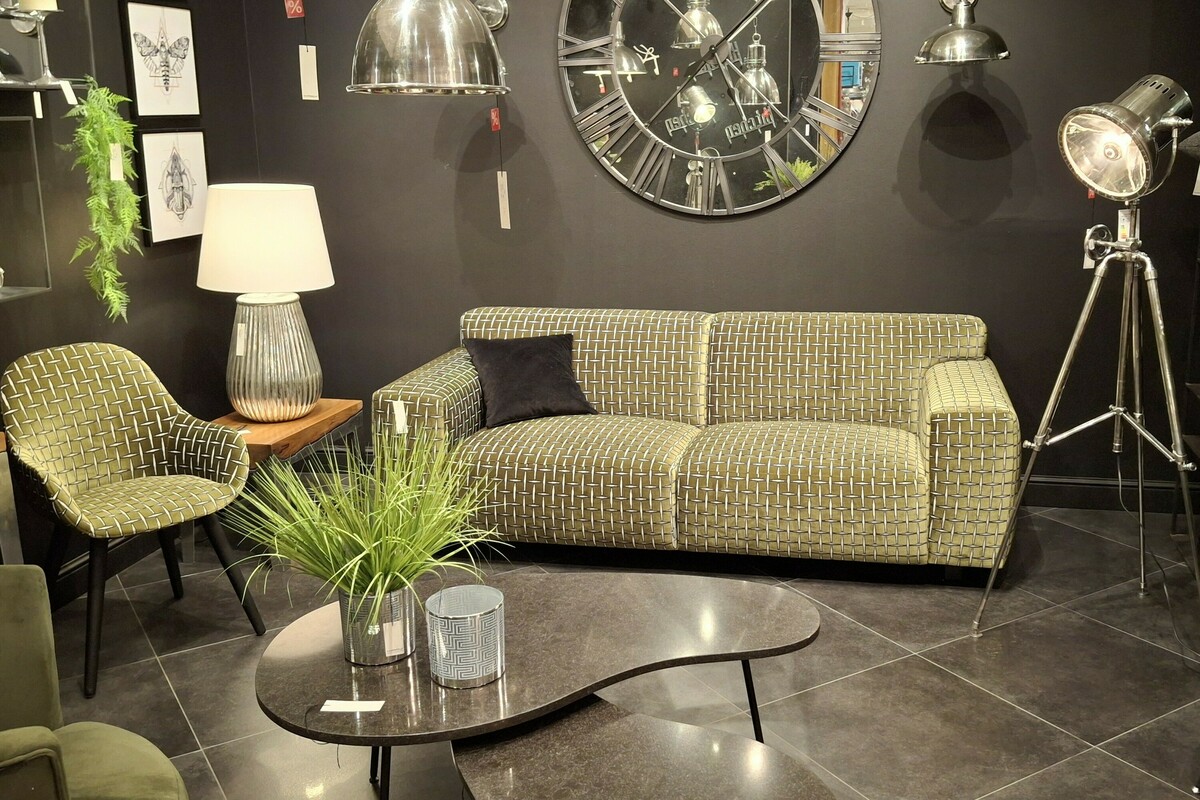 sofa Vesta w tkaninie Balzac FArgotex, zielona kanapa, ciekawe lampy podłogowe w kolorze srebrnym, kinkiety z metalu, czarne ściany , duży zegar lustro, stolik z kwarcytu nerka salony meblowe Inne Meble (1)