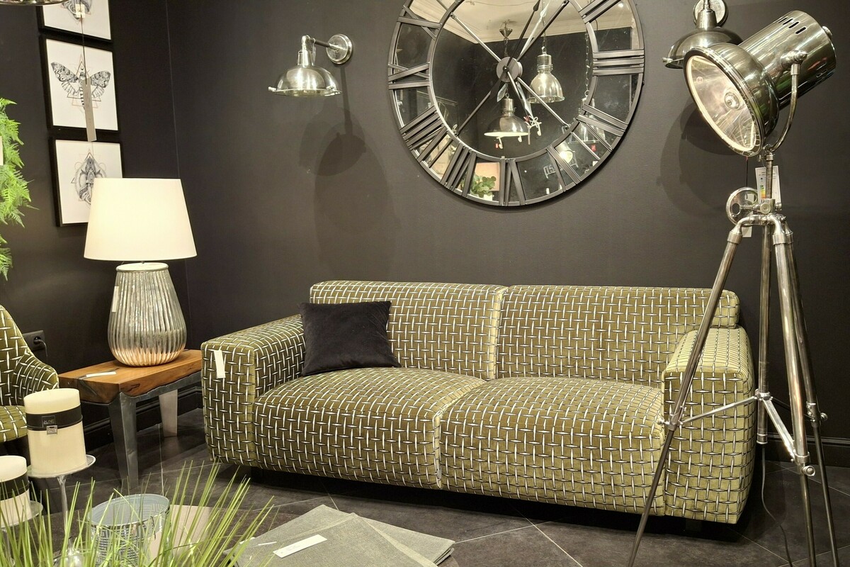 sofa Vesta w tkaninie Balzac FArgotex, zielona kanapa, ciekawe lampy podłogowe w kolorze srebrnym, kinkiety z metalu, czarne ściany , duży zegar lustro, stolik z kwarcytu nerka salony meblowe Inne Meble (4)