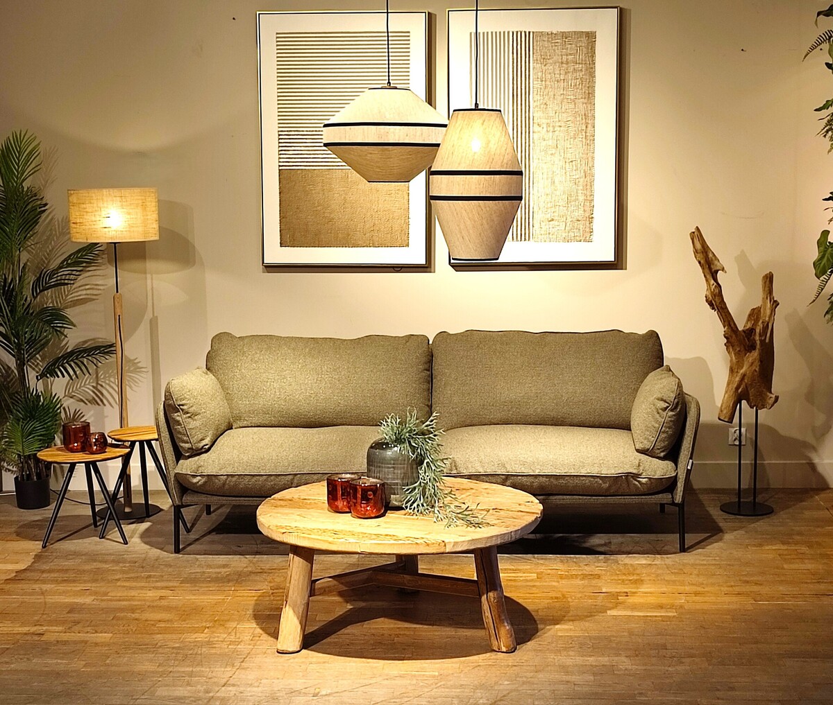 Zielona sofa Aldon, drewniany stolik kawowy, lampy wiszące, minimalistyczne wnętrze, aranżacja salonu, meble do salonu, designerskie oświetlenie, przytulny salon, nowoczesne meble, wnętrze premium, naturalne drewno