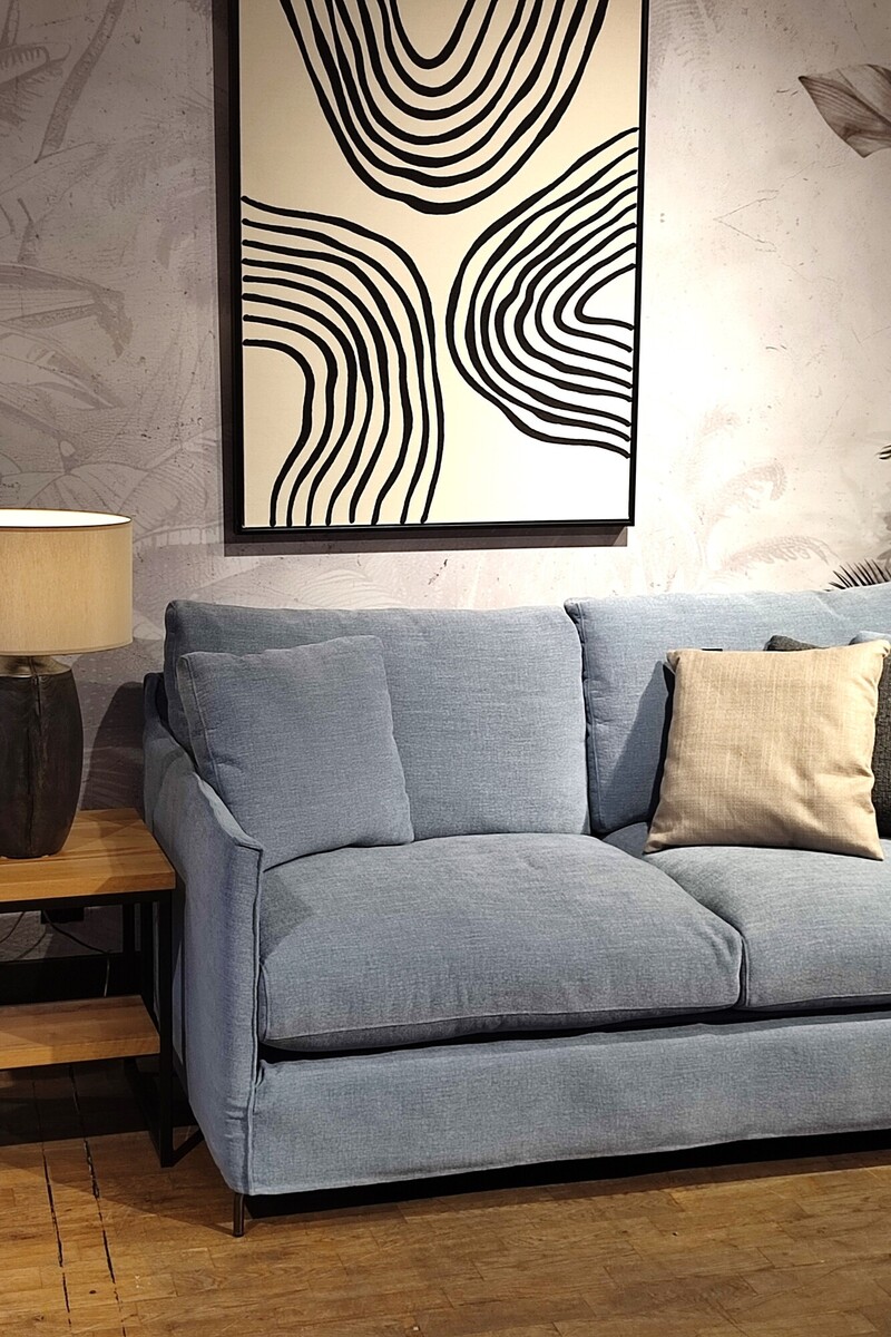 Błękitna kanapa do pokoju dla gości, sofa z wąskimi boczkami