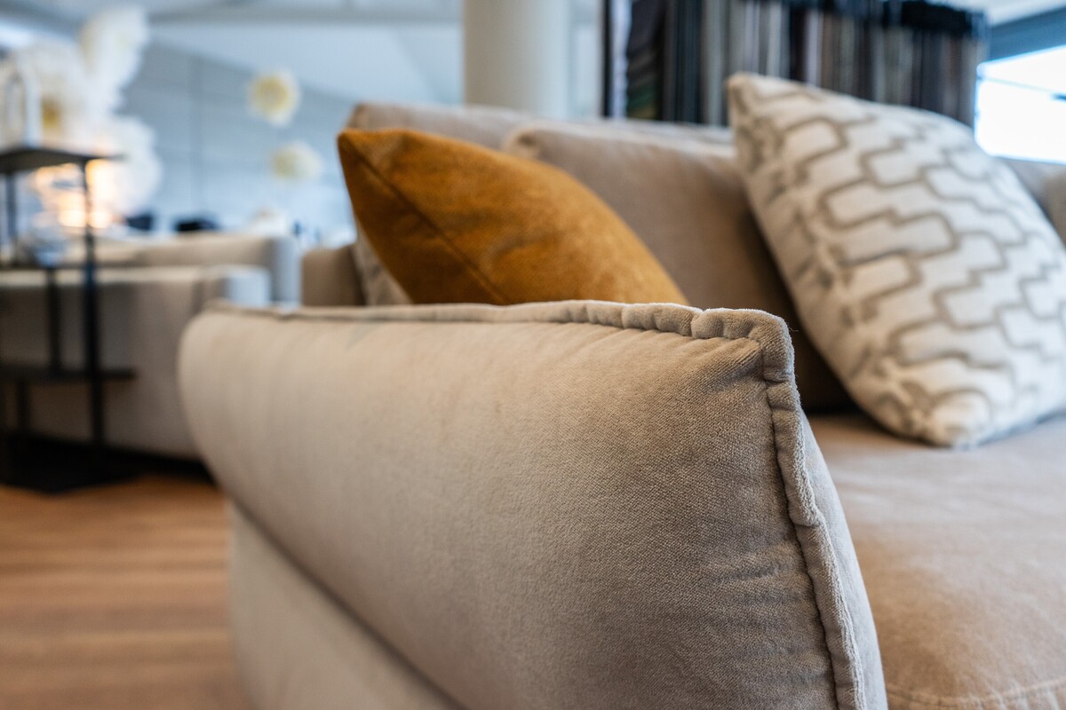 Elegancka sofa, miękka kanapa, komfortowa sofa, sofa z szerokimi podłokietnikami