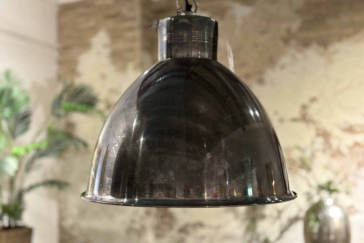 Lampa w kolorze patynowanego srebra. Lampa doskonała do salonu.