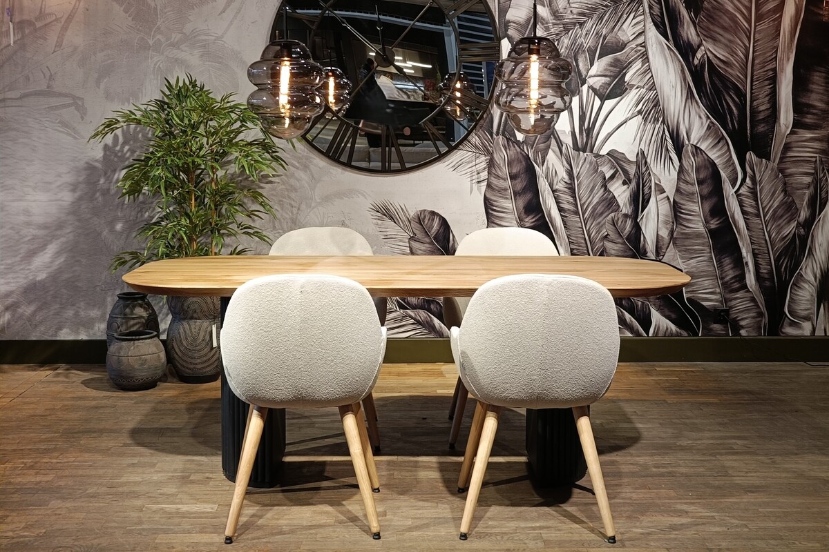 Stół do jadalni, beżowe krzesła tapicerowane, duży zegar z lustrem