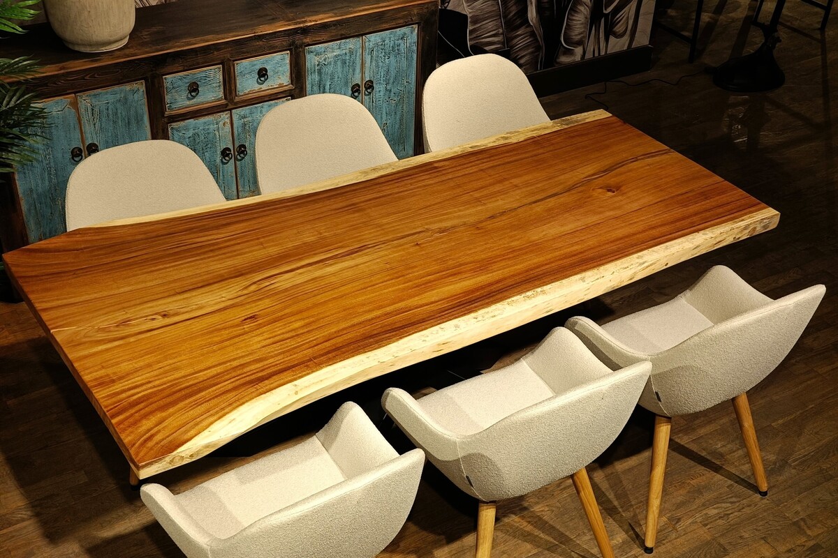  Ciekawy stół z naturalnego drewna