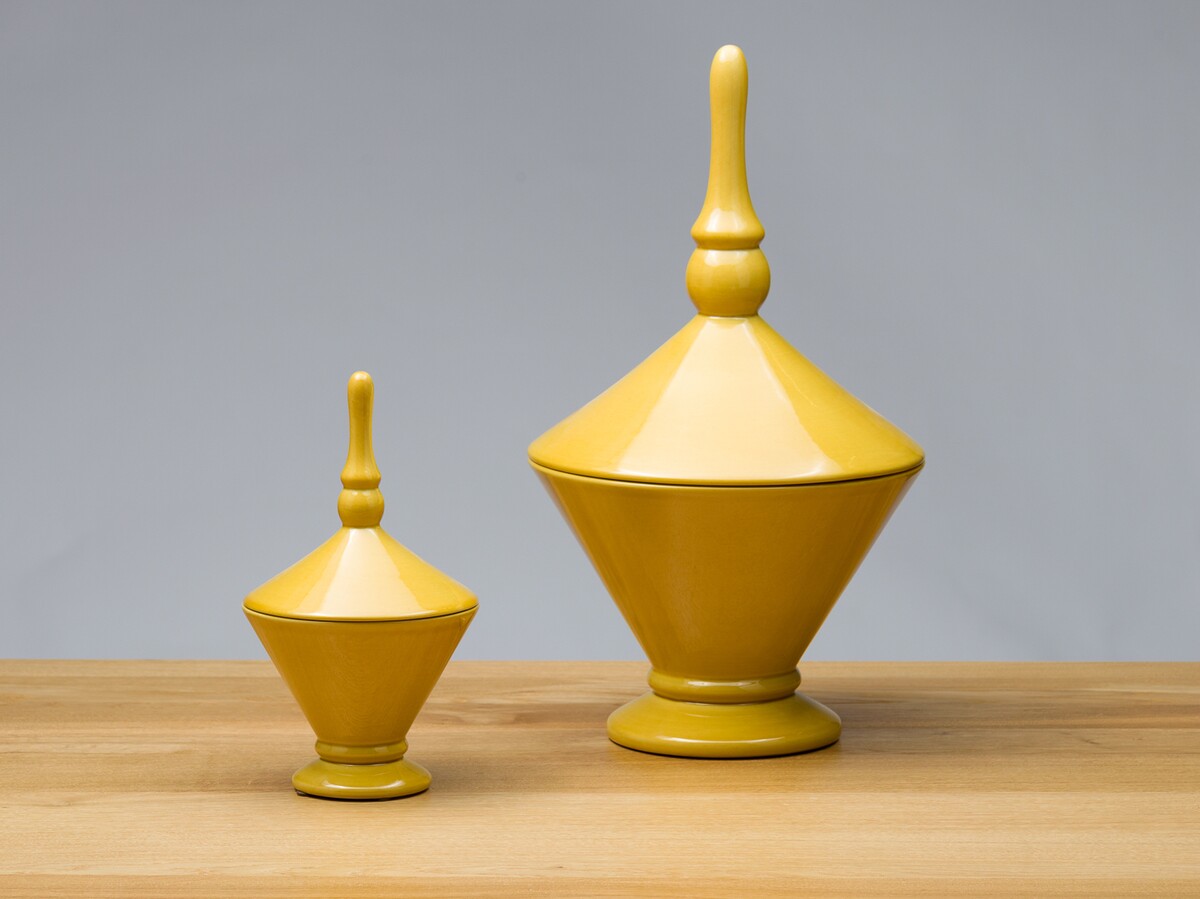 Żółta waza z przykrywką, unikatowy pojemnik ceramiczny 