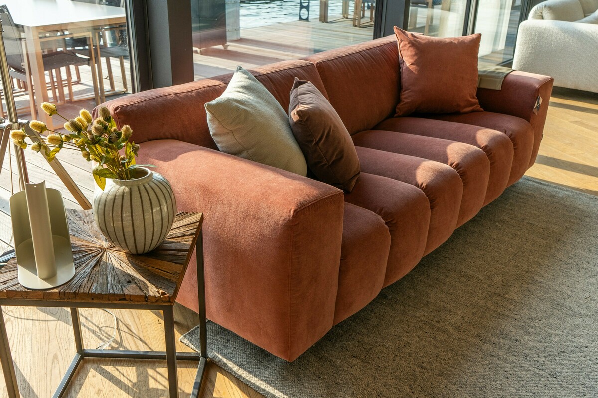 Duża, welurowa kanapa. Wygodna sofa do salonu