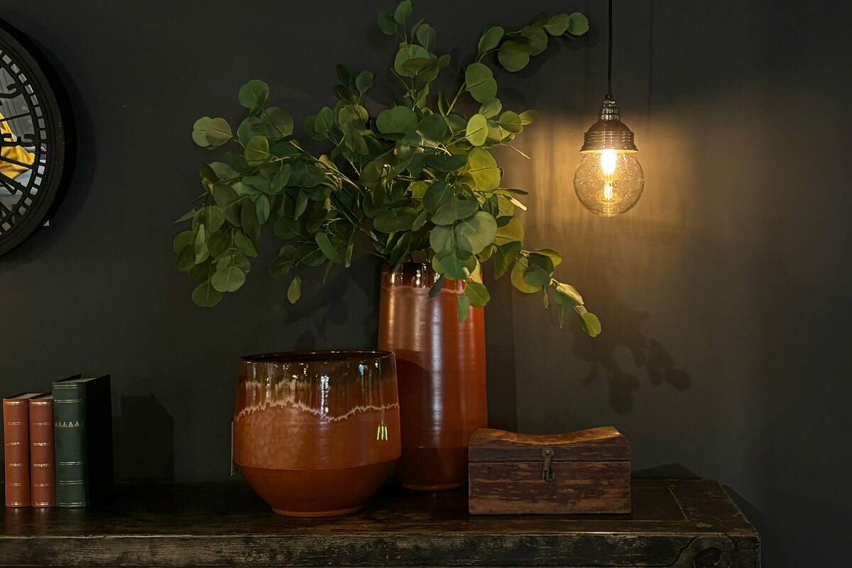Mała lampa wisząca w stylu loft, z okrągłym szklanym kloszem i mosiężną oprawą