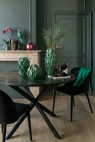 Czarny elegancki stół, okrągły stół w salonie, 