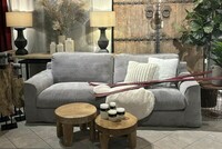 sofa w sztruksie, narty, stare narty, dekoracje z nart, wnętrze w stylu aspen, drzwi tybetańskie, tybet, miskant, sofa Grande, Mti-Furninova, sofa ze zdejmowanym pokrowcem