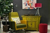 ta komoda, chińska kmoda, zdoiona komoda, fotel lafayette, zielony fotel, wysoki i wygodny fotel, obraz picasso, lampa na trójnogu, czarna ściana, InneMeble, poduszka w splątane twarze (1)