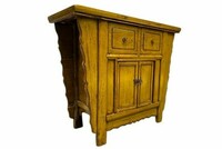 ta komoda, chińska kmoda, zdoiona komoda, fotel lafayette, zielony fotel, wysoki i wygodny fotel, obraz picasso, lampa na trójnogu, czarna ściana, InneMeble, poduszka w splątane twarze (2)