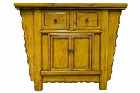ta komoda, chińska kmoda, zdoiona komoda, fotel lafayette, zielony fotel, wysoki i wygodny fotel, obraz picasso, lampa na trójnogu, czarna ściana, InneMeble, poduszka w splątane twarze (4)