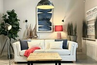 beżowa kanapa,sofa fama, styl marynistyczny, łódka dekoracyjna, duży obraz granatowy, abstrakcja, czerwona lampa ceramiczna, lampa w biało czerwone pasy, stolik z wiązu, lampa z czerwonym abażurem, jasna sofa  (2)