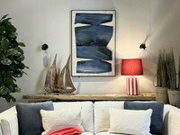 beżowa kanapa,sofa fama, styl marynistyczny, łódka dekoracyjna, duży obraz granatowy, abstrakcja, czerwona lampa ceramiczna, lampa w biało czerwone pasy, stolik z wiązu, lampa z czerwonym abażurem, jasna sofa  (1)