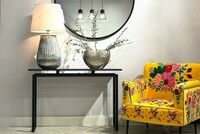 fotel do salonu, konosola z kamienia, srebrna lampa, wysoka lampa stołowa, tapeta w salonie, okrągłe lustro, konglomerat (1)