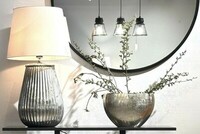 fotel do salonu, konosola z kamienia, srebrna lampa, wysoka lampa stołowa, tapeta w salonie, okrągłe lustro, konglomerat (2)