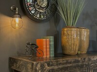 srebrny kinkiet loft, kinkiet z okrągłym kloszem, ciekawy loftowy kinkiet, kinkiet scienny vasco, kinkiet na czarnej scianie, oryginalne chińskie wazony (1)