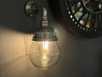 srebrny kinkiet loft, kinkiet z okrągłym kloszem, ciekawy loftowy kinkiet, kinkiet scienny vasco, kinkiet na czarnej scianie, oryginalne chińskie wazony (2)