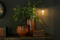 wisząca lampa loftowa, srebrna lampa ze szklanym kloszem, lampa wiszacva na czarnej ścianie, ceglaste wazony, pomarańczowe wazony, mała lampa wisząca,  (2)