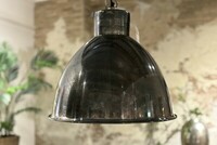srebna lampa wisząca,lampa wisząca na łńcuchy, wiszaca lampa loftowa, srebrna lampa na tle ściany z cegły, tynk dekoracyjny na scianie z cegły, lampa wisząca nad dużym na