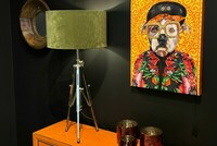 lampa z regulowana wysokoscią, srebrna lampa stołowa, lampa do salonu, lampa z zielonym abażurem, pomysł na aranżację konsoli, eklektyczne wnętrza