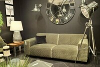sofa Vesta w tkaninie Balzac FArgoteks, zielona kanapa, ciekawe lampy podłogowe w kolorze srebrnym, kinkiety z metalu, czarne ściany , duży zegar lustro, stolik z kwarcytu nerka salony meblowe Inne Meble (4)