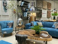 błękitna sofa vesta, błękitny fotel carmen, fotel obrotowy, cegła na ścianie, stolik z plastra, stoliki handmade, ciekawe dekoracje do salonu, błękiny sztruks