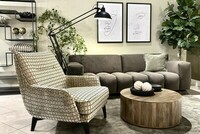 fotel Willow mti, fotel w tkaninie Balzac, sofa w kolorze mocha mousse, Vesta Quilt, Sofa Vesta mti, brązowa sofa na oliwkowej ścianie, sofa welurowa brazowa, oliwkowe śc