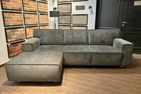 sofa Trivento, szara kanapa z funkcją spania, czerwona cegła do salonu