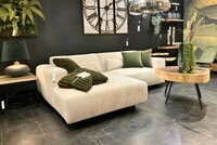 jasna kanapa na czarnej ścianie, duże lustro w drewnianej ramie, fotel na tle tapety w liście, lampa z żółtym abażurem, duży zegar na ścianie, konsola z naturalnego drewna,  (19)