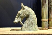 figurka konia z brązu, oryginalne dekoracje z chin, lampy stołowe z drewna, lite meble do salonu, komoda rtv z drewna, kinkiety z mosiądzu, aranżacje warszawa (2)