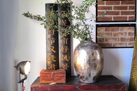 komoda w kolorach jesieni, czerwona chińska komoda ze zdobieniami, odrestaurowana komoda, tablice z chińskimi znakami, lampart ręcznie malowany, chińska poduszka (4)