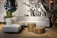 Vesta Fold, Inne Meble Katowice, MTI Furnnova Vesta Fold, jasna sofa narożna, sofa z ruchomym oparciem, sofa na tle jasnej ściany, ściana z dużym zegarem, Nowy Roździeń, sofy Katowice, sofa w jasnej tkaninie,  (15)