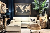 bezowy narożnik z funckją spania, beżowy narożnik czarna ściana, oryginalny stolik kawowy, stolik suar, mapa świata, drewniane świeczniki, zegar na drewnie, lampa