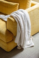 Sofa z luźnym, wymiennym pokrowcem w nowoczesnym salonie, komfortowa sofa do strefy dziennej,  Modułowa sofa narożna z wymiennym pokrowcem, musztardowa sofa, duża kanapa,  sofy mti furninova (1)