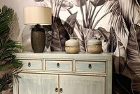 mała komoda, komoda do korytarza, komoda z szufladami, drewniana komoda, komoda na tle szarej ściaany,  (4)